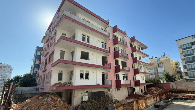 4 katlı metruk binada yangın: 1 erkek cesedi bulundu!