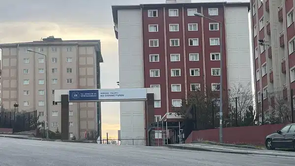 4’üncü kattan düşen öğrenci, ağır yaralandı