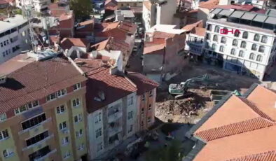 6.1’lik deprem sonrası Balıkesir Sındırgı’da son durum: Ağır hasarlı binalarda yıkım sürüyor