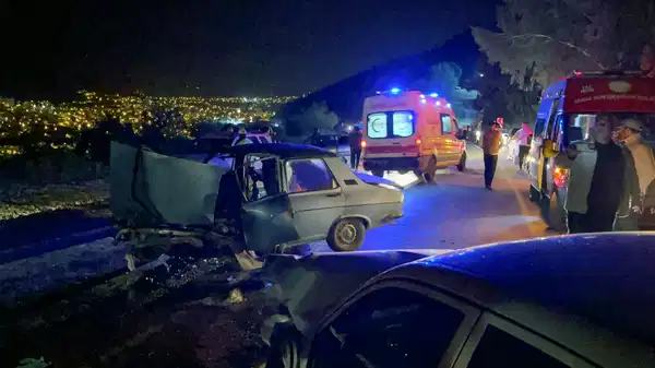 Adana’da iki otomobil kafa kafaya çarpıştı: Çok sayıda yaralı!