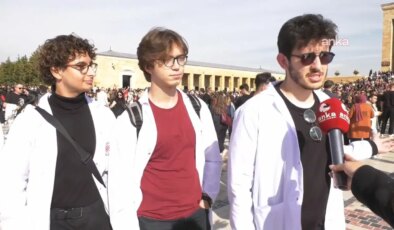 Anıtkabir’i ziyaret eden üniversiteliler: ‘Atamızın bize açtığı yolda yürüyeceğiz’