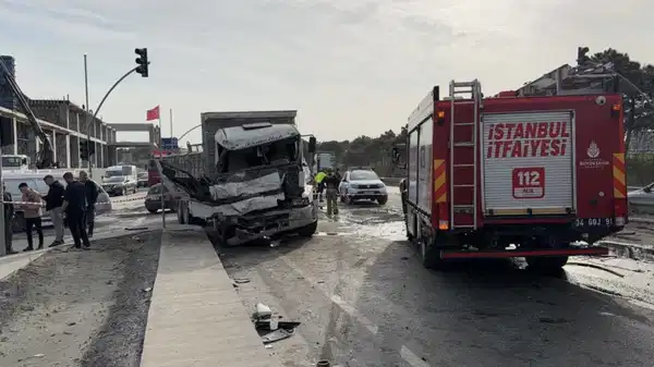 Arnavutköy’de iki kamyon kafa kafaya çarpıştı
