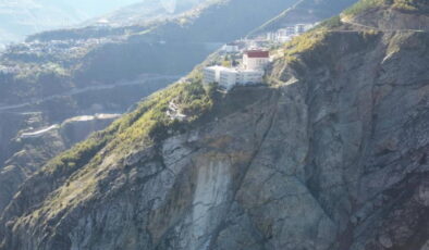 Artvin’de kaya parçası koptu, panik yaşandı! 600 öğrenci tahliye edildi…