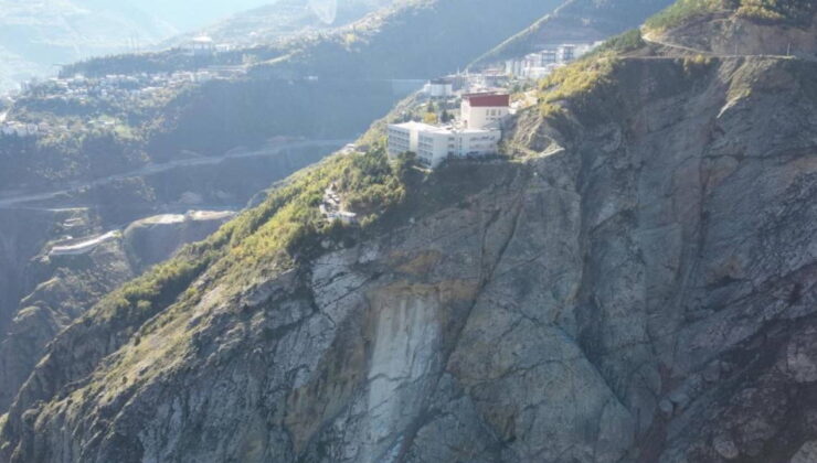 Artvin’de kaya parçası koptu, panik yaşandı! 600 öğrenci tahliye edildi…