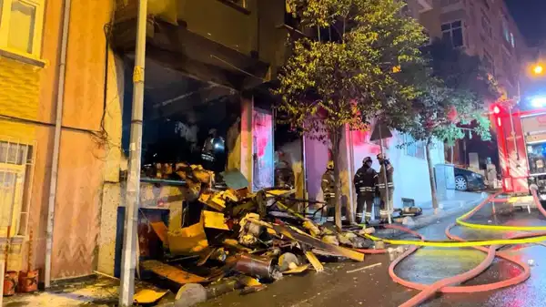 Bağcılar’da 5 katlı binada yangın paniği!