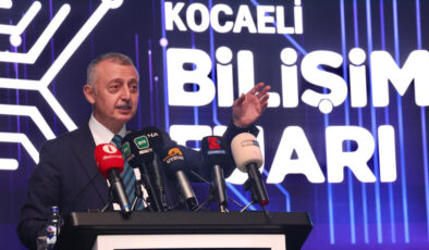 Başkan Tahir Büyükakın’dan Kocaeli Bilişim Fuarı’nda gençlere çağrı