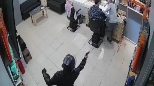 Berber dükkanına silahla saldırdılar: O anlar kamerada