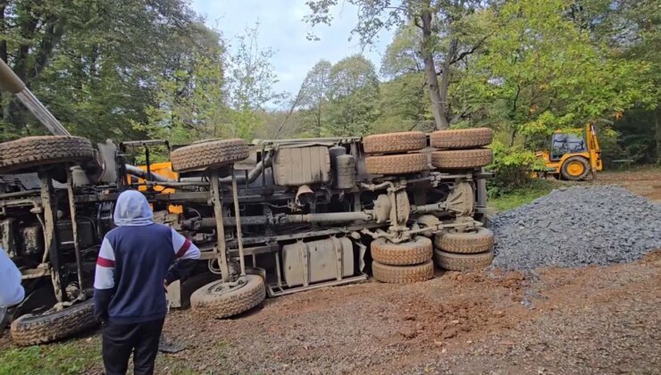 Beykoz’da mıcır yüklü kamyon devrildi; şoför yaralandı