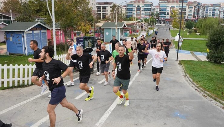 Beylikdüzü’nde yüzlerce kişi, Ata’ya saygı için koştu
