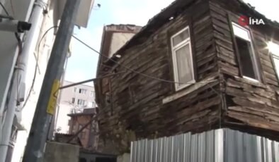 Beyoğlu’nda ahşap binada kısmi çökme: 2 bina tahliye edildi