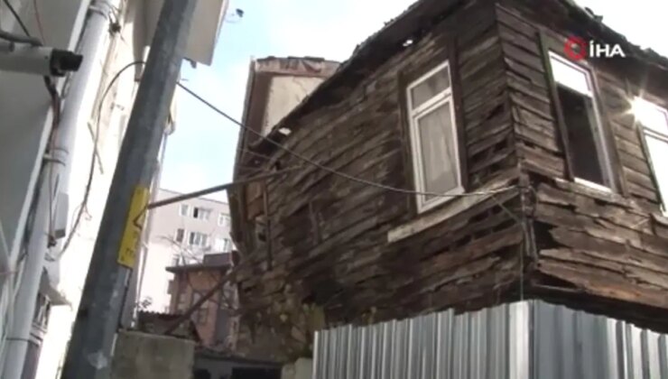 Beyoğlu’nda ahşap binada kısmi çökme: 2 bina tahliye edildi