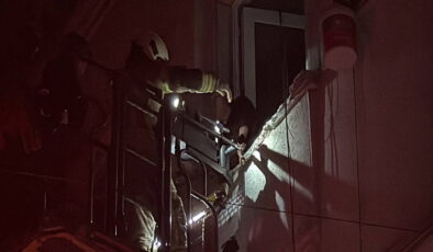 Beyoğlu’nda yangın: Mahsur kalan 4 kişi kurtarıldı