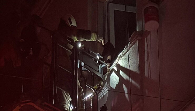 Beyoğlu’nda yangın: Mahsur kalan 4 kişi kurtarıldı