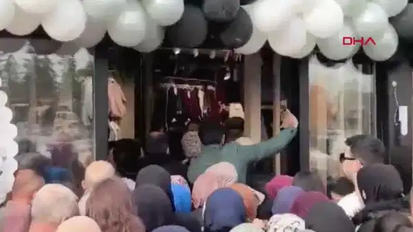 Bursa’da giyim mağazası açılışında izdiham