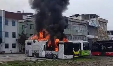 Bursa’da panik anları: Yetkili servise bırakılan 3 otobüs alev alev yandı!