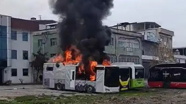 Bursa’da panik anları: Yetkili servise bırakılan 3 otobüs alev alev yandı!