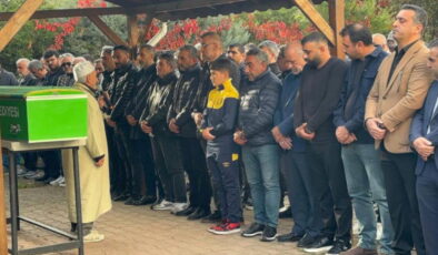 Cezavindeki odasında ölü bulunan Fatih Özer, Kocaeli’de toprağa verildi