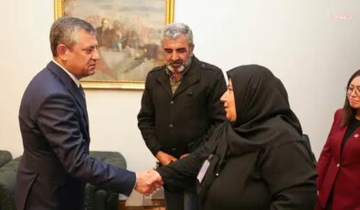 CHP Genel Başkanı Özel, Rojin Kabaiş’in ailesi ve katledilen Ayşe Tokyaz’ın ikiz kardeşi Esra Tokyaz ile görüştü