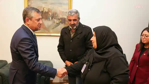 CHP Genel Başkanı Özel, Rojin Kabaiş’in ailesi ve katledilen Ayşe Tokyaz’ın ikiz kardeşi Esra Tokyaz ile görüştü