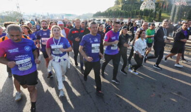 CHP Genel Başkanı Özgür Özel, Türkiye İş Bankası 47. İstanbul Maratonu’nda koşuyor