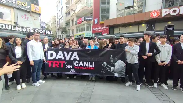 CHP İzmir Gençlik Kolları’ndan, ‘TRT’ eylemi: ‘Duruşmalar, canlı yayınlansın’