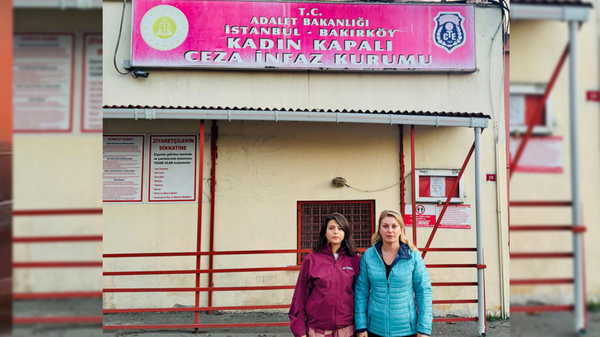 CHP’den tutuklu sanatçı Eda Saraç’a ziyaret: ‘İnsanlık dışı uygulamalara maruz bırakılıyor!’