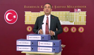 CHP’li Başarır’dan ‘iddianame’ tepkisi: İçi boş klasörleri gösterip yere fırlattı!