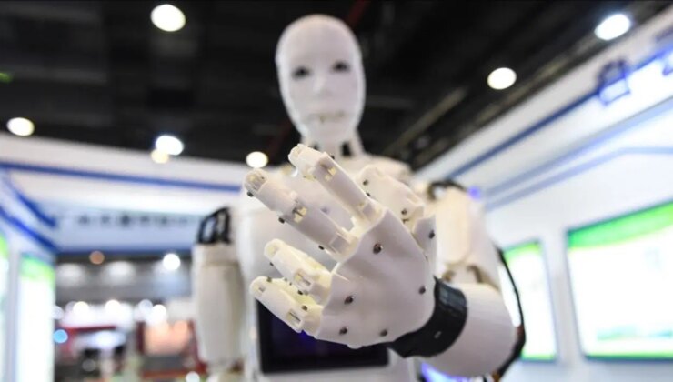 Çin’de bir şirketin ürettiği insansı robot yürüyüş rekoru kırdı