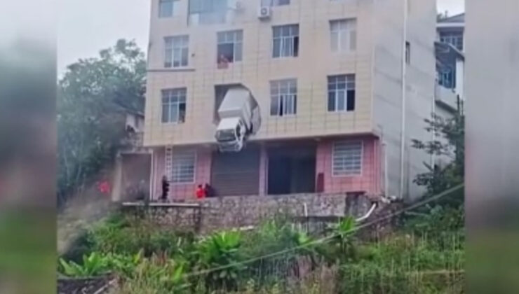 Çin’de kontrolden çıkan kamyon bina duvarını aştı