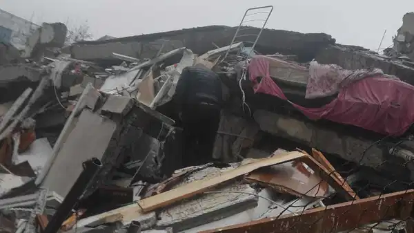 Depremde yıkılan Uğur Apartmanı davasında sanıktan pişkin savunma: ‘Binanın projesini çizmiş olabilirim, ancak binayı hatırlamıyorum’