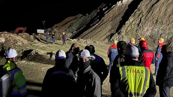 Divriği’de göçük altında kalan şantiye müdürünü arama çalışmaları sürüyor