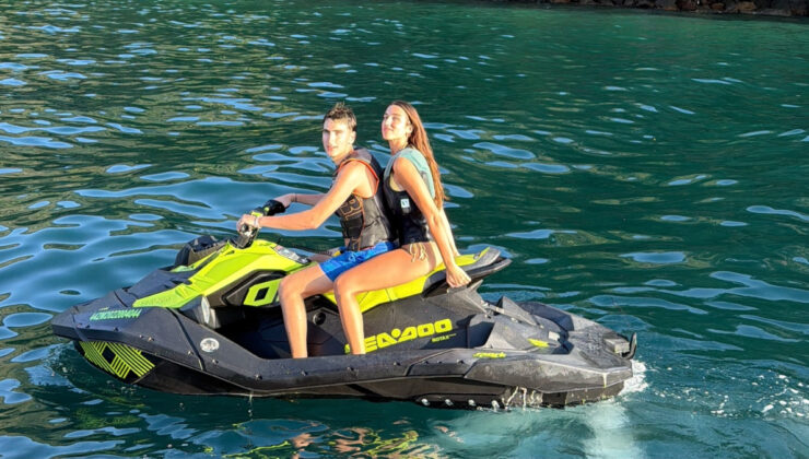 Dua Lipa’dan cesur pozlar! Minicik bikinisiyle büyüledi