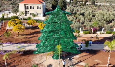 Dünyanın en büyük plastik sedir ağacını yaptı: Guinness Rekorlar Kitabı’na girdi