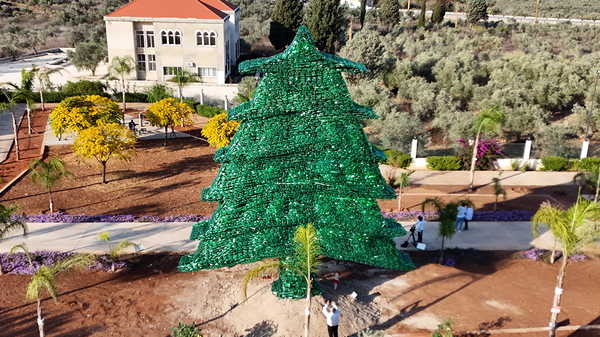 Dünyanın en büyük plastik sedir ağacını yaptı: Guinness Rekorlar Kitabı’na girdi