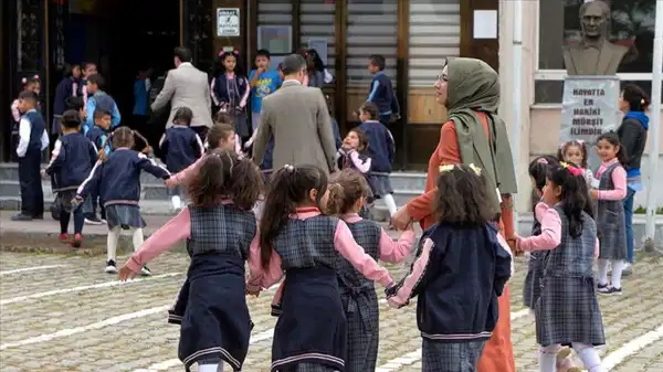 Eğitim-Sen’den 10 Kasım’ın ara tatile denk getirilmesine tepki: ‘Bu ülkeyi karanlıktan kurtaran Atatürk’e karşı yapılan bu uygulama saygısızlıktır’