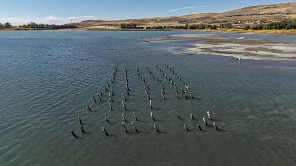 Endişelendiren görüntü… Van Gölü seviyesi düşüyor: Bu sefer de asırlık iskelenin ayakları çıktı!