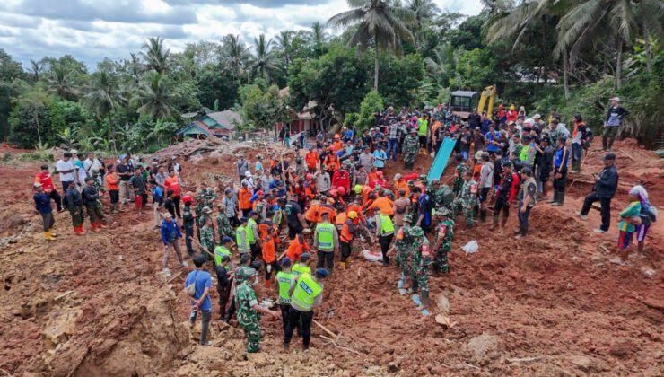 Endonezya’da heyelan: 12 ev çöktü