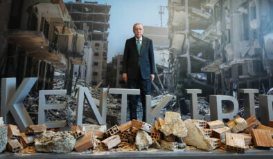 Erdoğan sergide enkaz önünde poz verdi… CHP’den tepki geldi: ’23 yılı daha iyi özetleyen bir kare olamaz!’