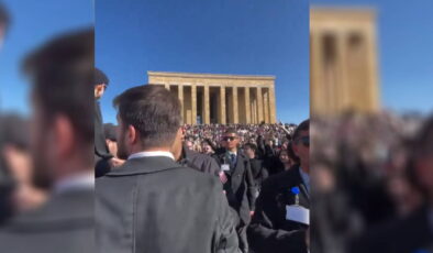‘Erdoğan’ sloganlarına engel yok ama…  Anıtkabir’de gençlerin Andımız’ı okumasına müdahale edildi