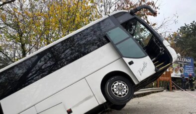 Facianın eşiğinden dönüldü: Tur otobüsü şarampole düştü