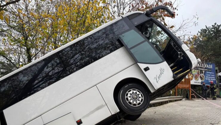 Facianın eşiğinden dönüldü: Tur otobüsü şarampole düştü