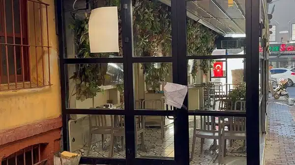 Fatih’te gıda zehirlenmesi şüphesiyle 3 kişinin öldüğü otel boşaltıldı