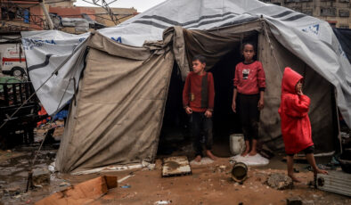 Filistinlilerin sığındığı çadırları yağmur suyu bastı