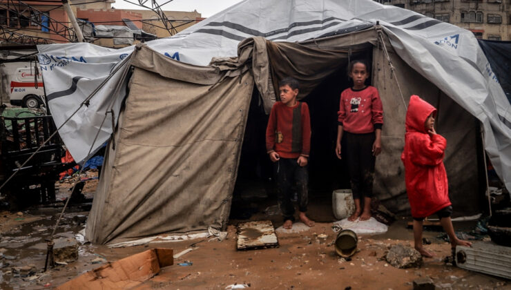 Filistinlilerin sığındığı çadırları yağmur suyu bastı