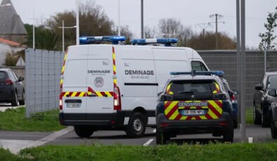 Fransa’da sürücü kalabalığın üzerine arabayla daldı