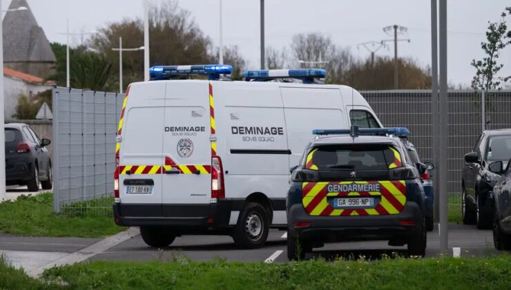 Fransa’da sürücü kalabalığın üzerine arabayla daldı