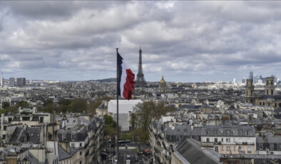 Fransa’da tartışmalı emeklilik reformu askıya alındı