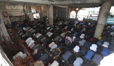 Gazze’de cuma namazı: Filistinliler hasar gören camide saf tuttu