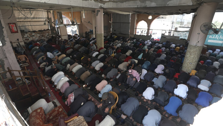 Gazze’de cuma namazı: Filistinliler hasar gören camide saf tuttu