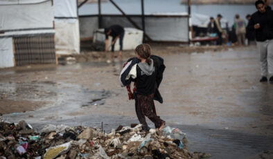 Gazze’de Filistinlilerin kaldığı çadırları su bastı